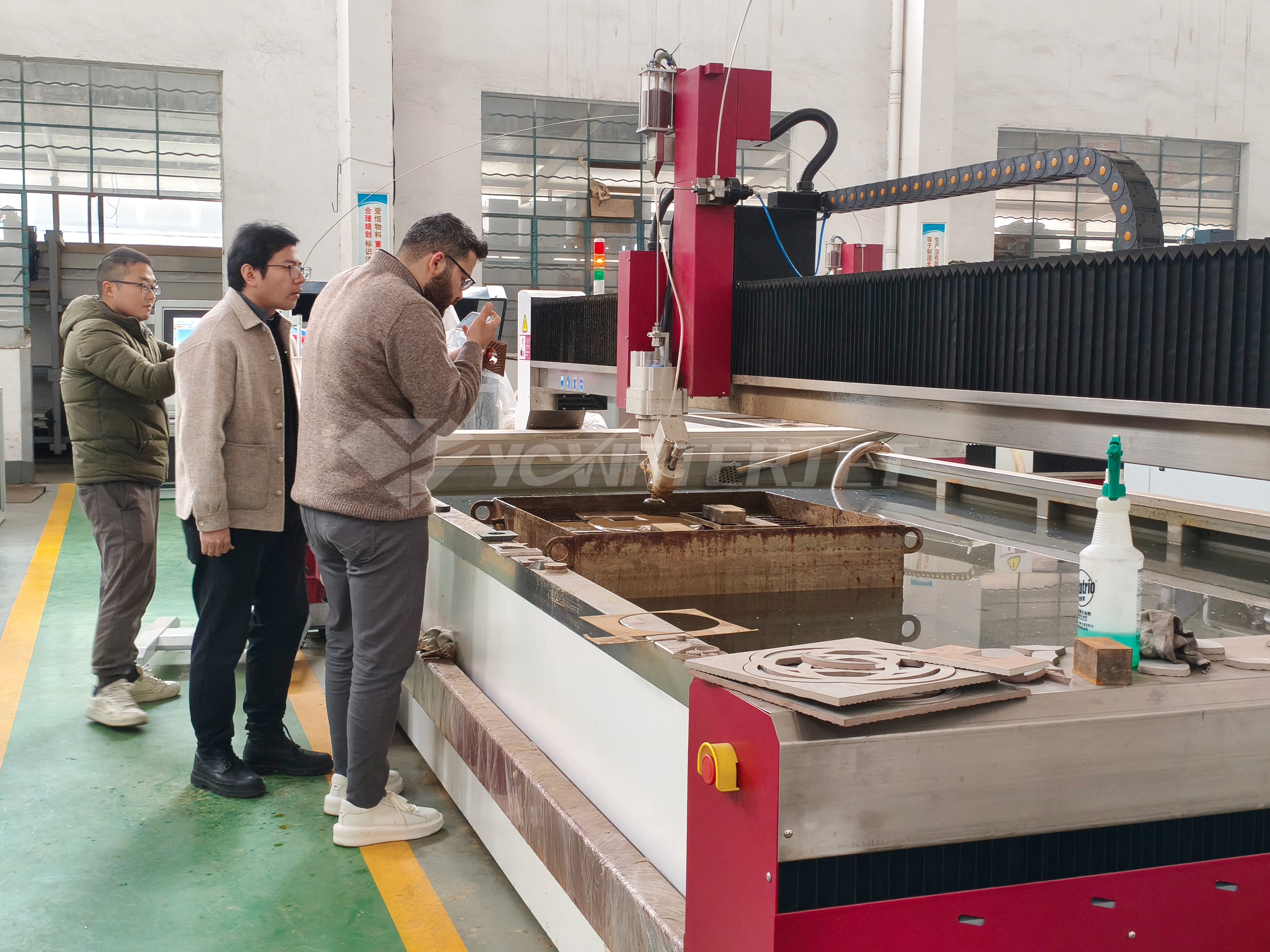 Турецкий клиент снимает на видео процесс резки