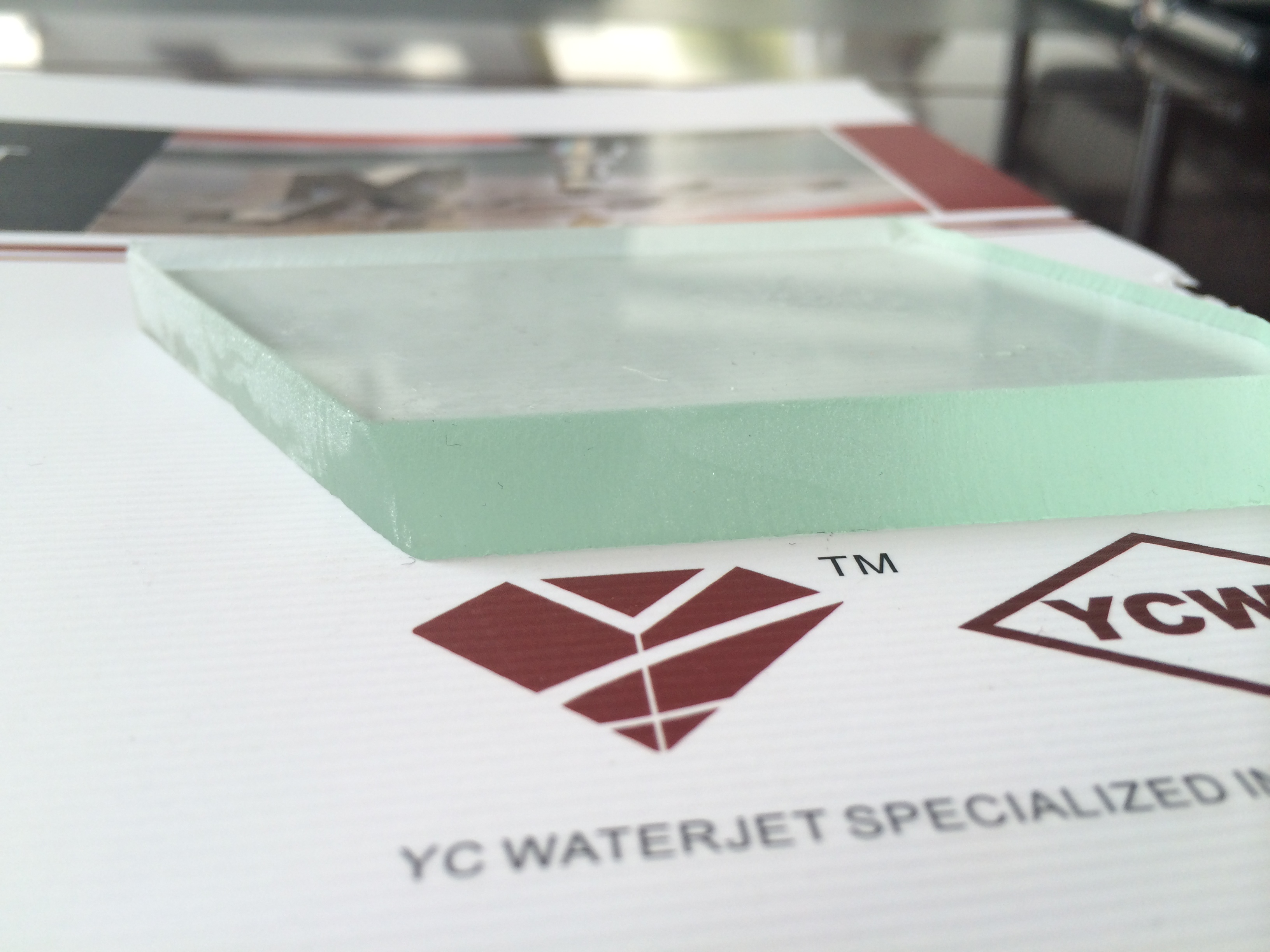 Инновационное применение машин для резки водной реакции в отрасли обработки стекла