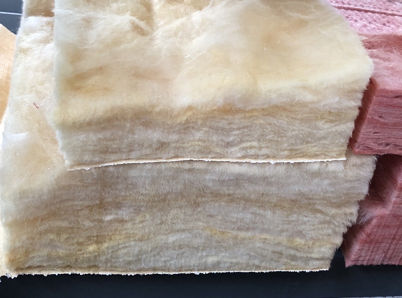 Ультра-высокое давление вода нарезает струйную струю толщиной 150 мм.