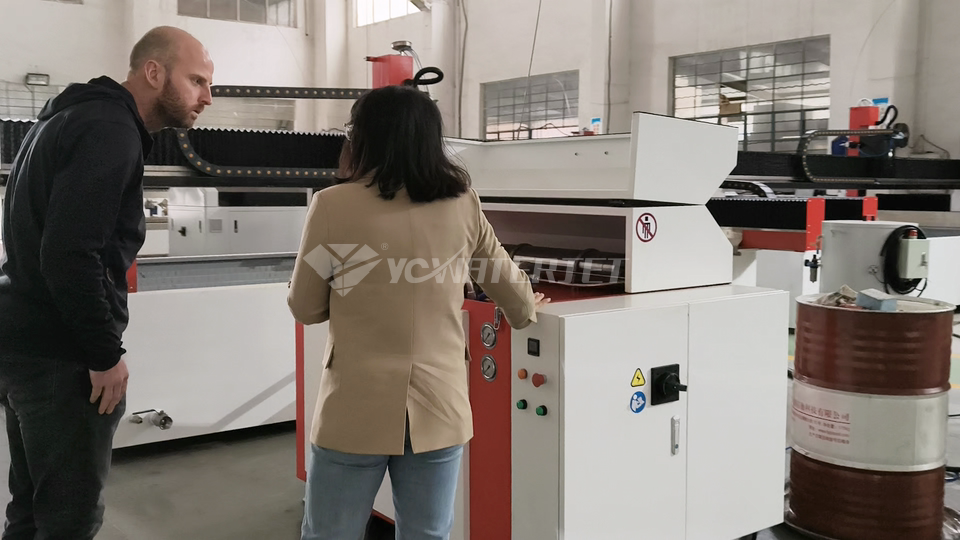 Насос высокого давления, связанный с машиной серии E.