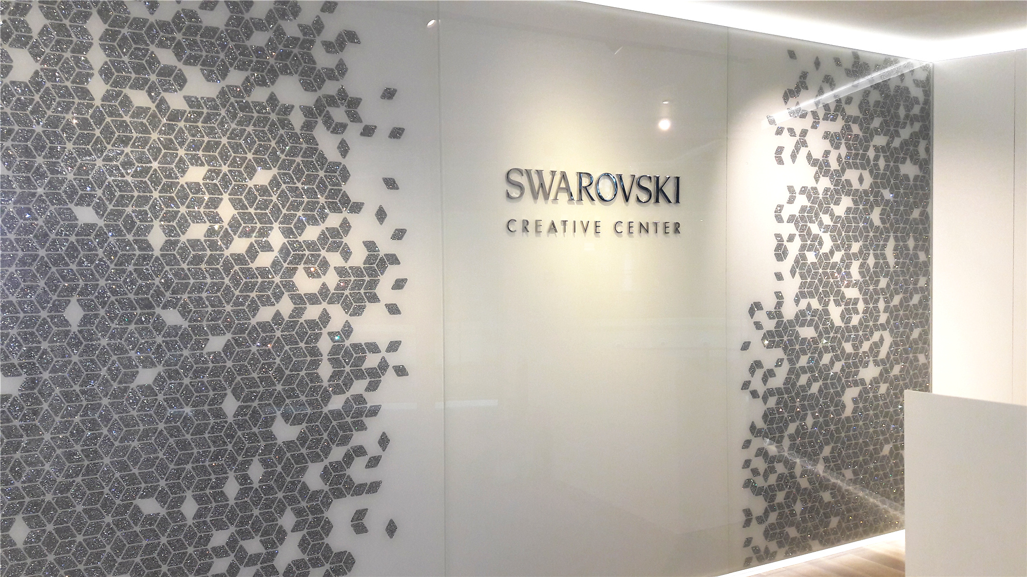 Удивительный зал Swarovski, обработанный вартерной машиной YC Waterjet