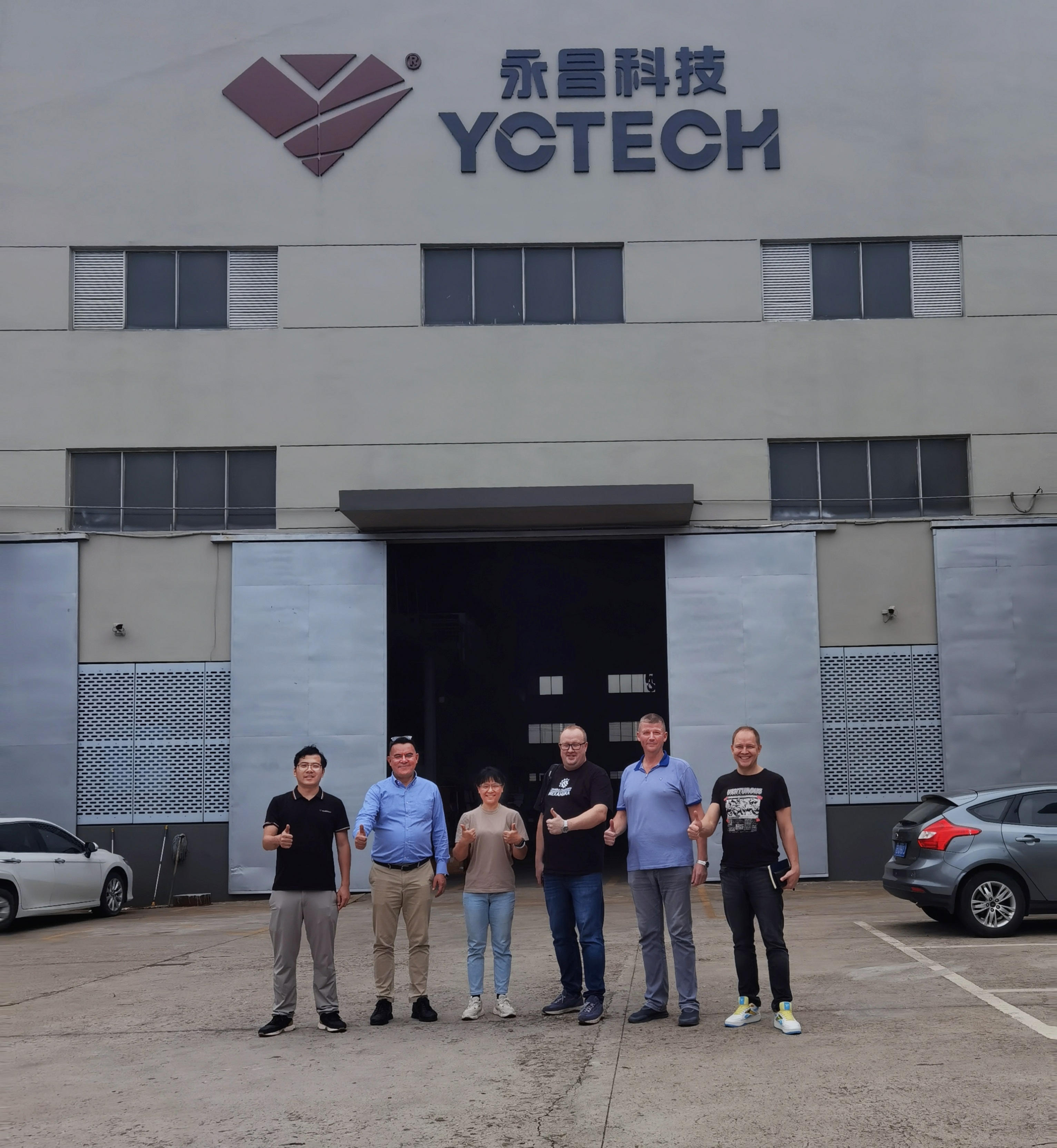 Групповое фото с клиентом.