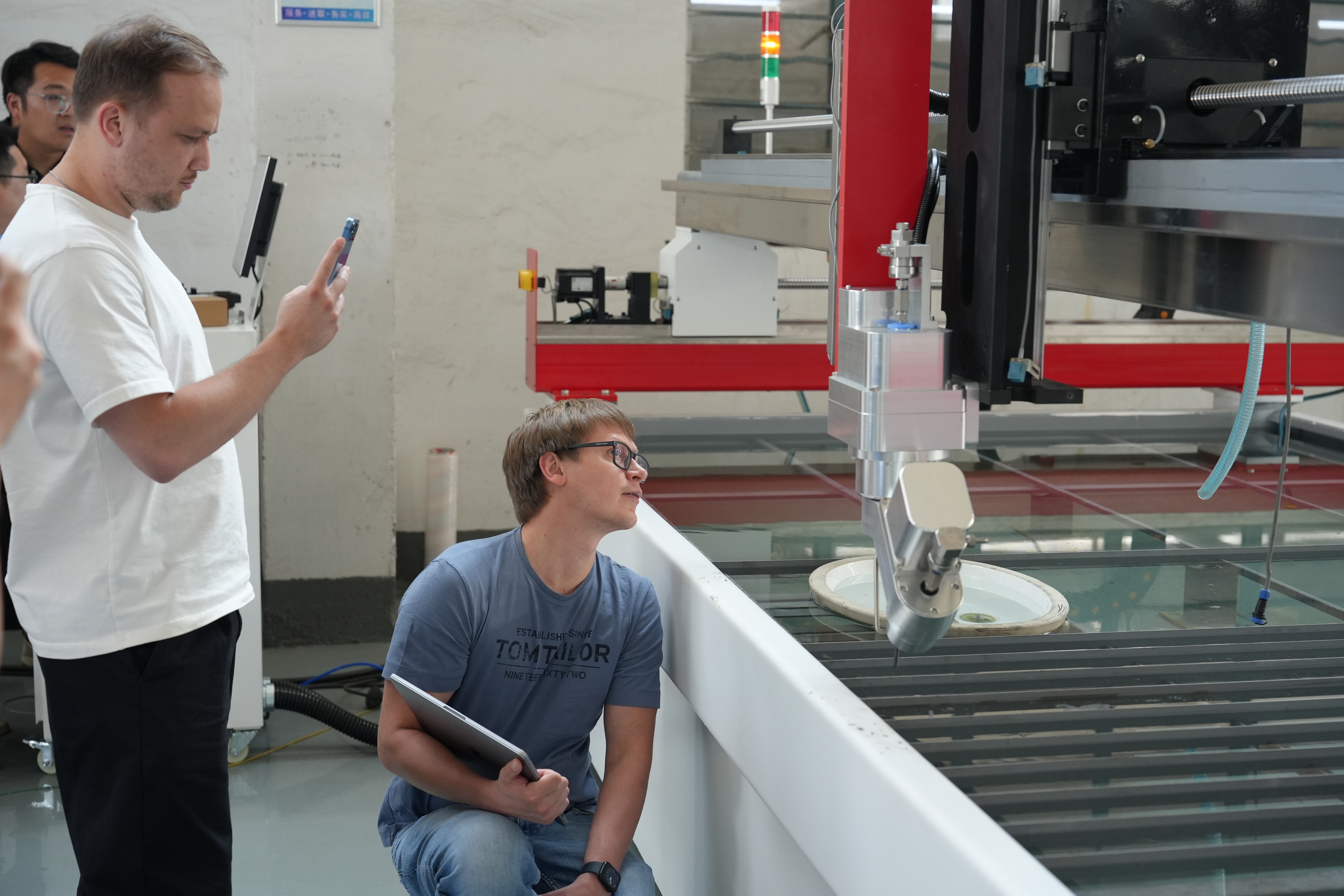 Европейская техническая делегация посещает YC Waterjet, исследуя углубленное сотрудничество по решению Waterjet Cutting Solutions