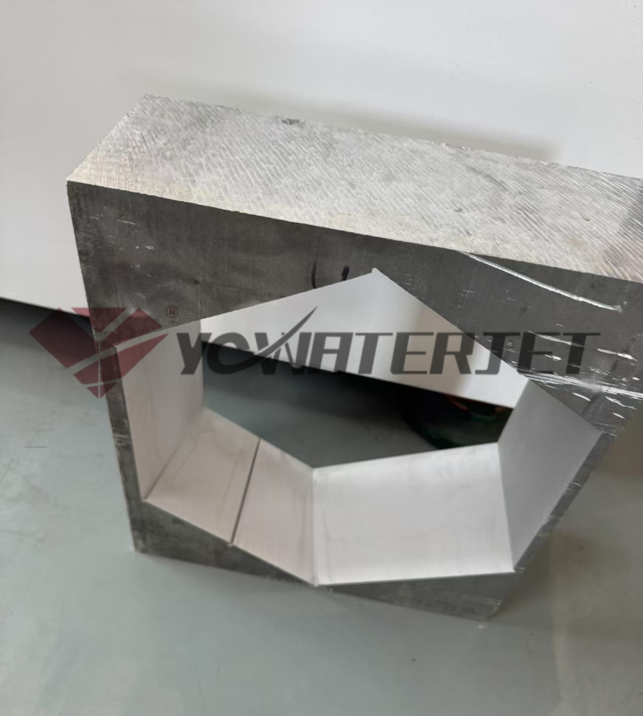 большой алюминиевой резки