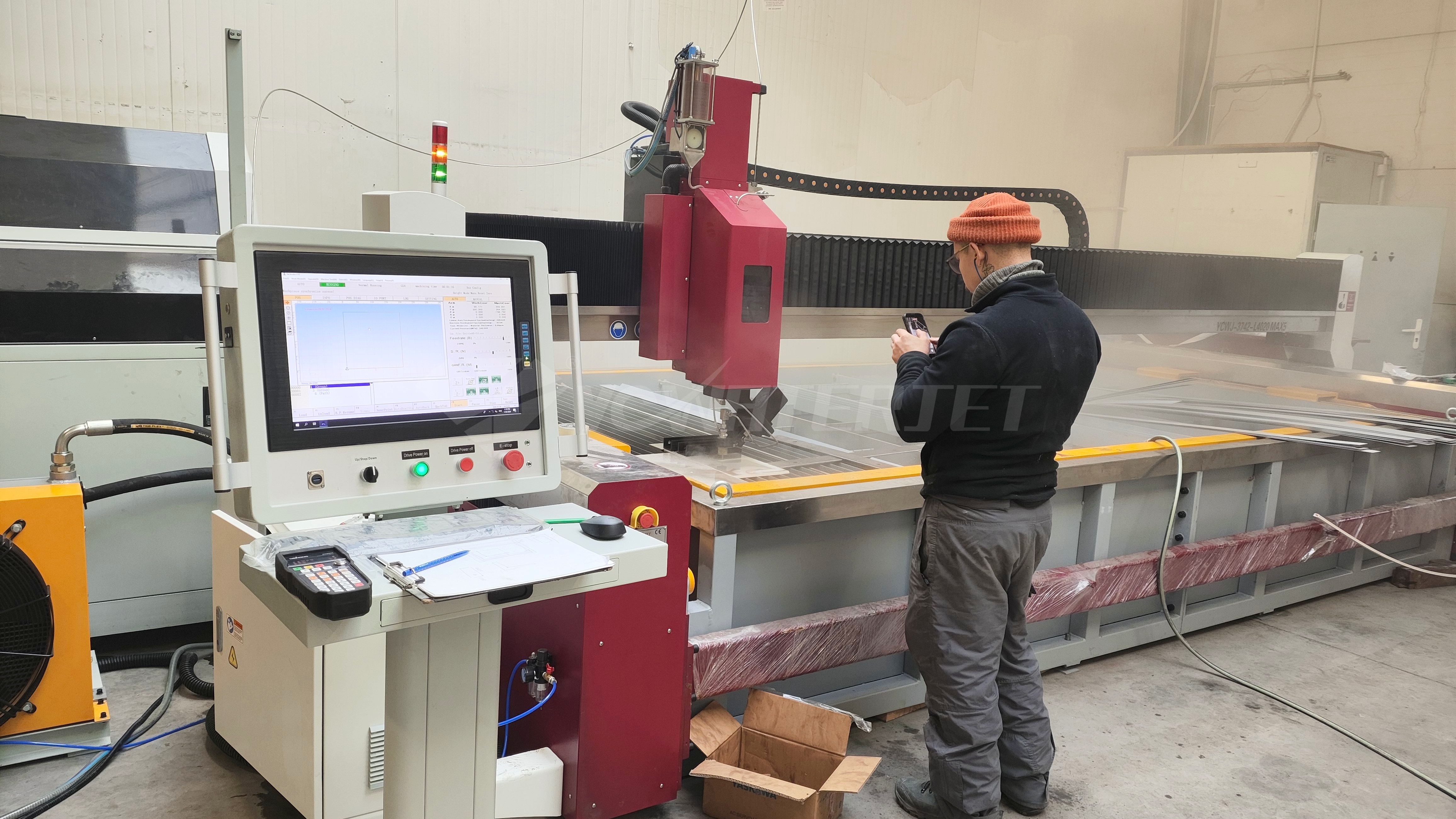 L4020 5-осевой гидроабразивный станок Установка и ввод в эксплуатацию на месте