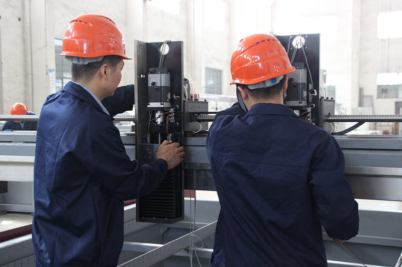 Обслуживание машины для резки актер